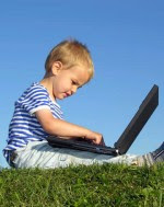 kind_met_laptop_in_het gras_